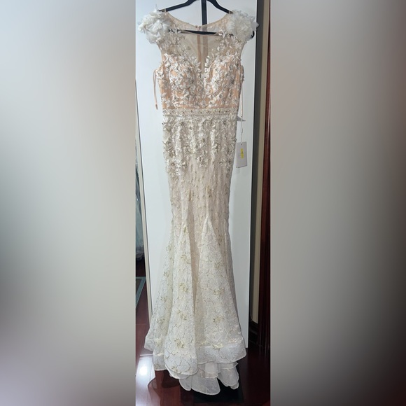 High neck shoulder flower detail mermaid gown - Picture 4 of 11